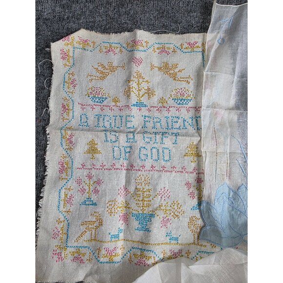 Vintage Embroidered Handkerchiefs Set Floral Designs & Decorative Patterns - Picture 4 of 5